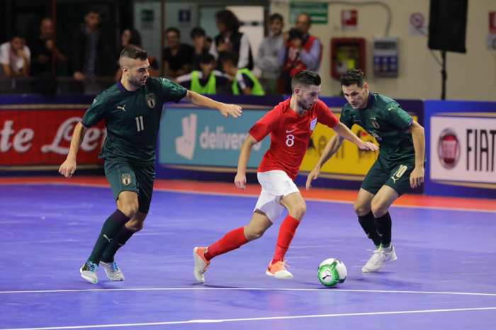 Menguasai materi futsal teknik dasar dan taktik permainan